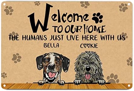 Alioyoit כלבים מותאמים אישית שם ברוך הבא לביתנו בני האדם כאן איתנו כלב מצחיק שלט מתכת הדפס מתכת כפרי