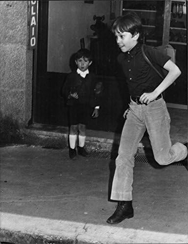 תצלום וינטג 'של שון פרר, בנו של אודרי הפבורן, ממהר החוצה.