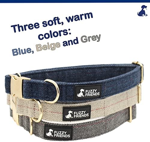 חברים מטושטשים צווארון צמר כחול. צווארון כלבים היפואלרגני ומעוצב עם אבזם מתכת זהב. צווארון כלבי