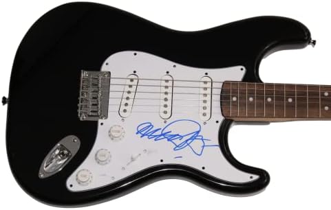 מייקל ג 'יי פוקס חתם על חתימה בגודל מלא פנדר שחור סטראטוקסטר גיטרה חשמלית עם ג' יימס ספנס מכתב