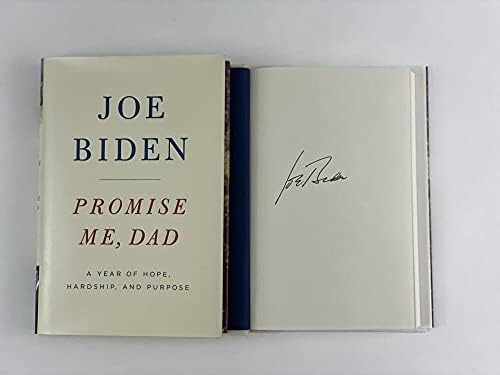 הנשיא ה -46 ג'ו ביידן חתם על חתימה הבטחה לי אבא ספר K - סגן נשיא תחת בקאק אובמה, לשעבר הסנאטור מדלאוור,