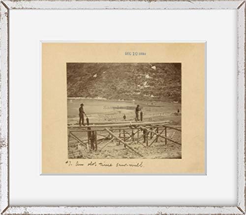 תצלומים אינסופיים 1897 צילמו טחנת מסור ישנה ארבעה גברים המשתמשים במסורי בור כדי לחתוך עצים לבניית